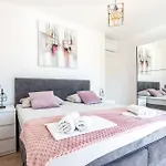 Luxury Modern Penthouse W Jacuzzi & Huge Terrace * Split