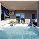 Apartment Luxury Modern Penthouse W Jacuzzi & Huge Terrace *