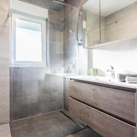 Luxury Modern Penthouse W Jacuzzi & Huge Terrace شقة