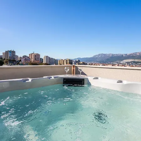 Luxury Modern Penthouse W Jacuzzi & Huge Terrace شقة