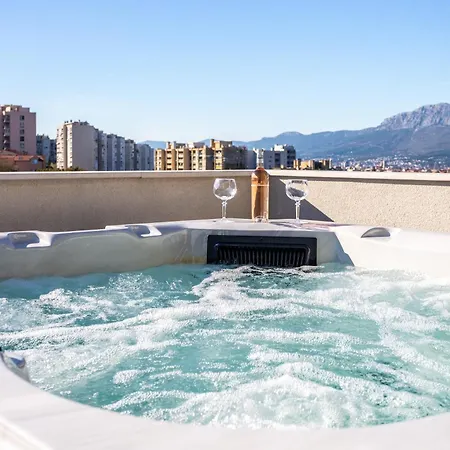 Luxury Modern Penthouse W Jacuzzi & Huge Terrace شقة *