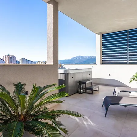 Luxury Modern Penthouse W Jacuzzi & Huge Terrace شقة سبليت
