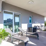 Luxury Modern Penthouse W Jacuzzi & Huge Terrace *